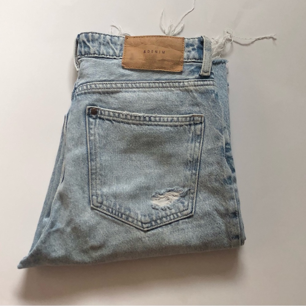 Boyfriend Jeans. Distressed.